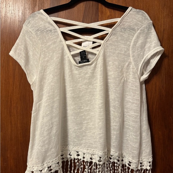 Rue21 White Short Sleeve Top with Crochet Hem - Picture 3 of 5